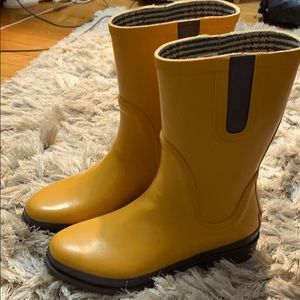 Like new, yellow LL Bean Wellies size 9